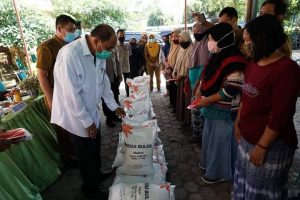 Walikota Tebing Tingi Serahkan Bansos Kepada 5. 223 KPM