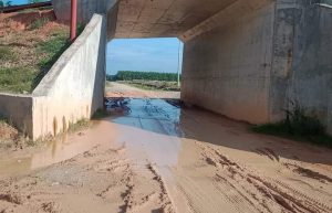 Warga Mengeluh Jembatan PJKA Jadi Kolam Lumpur