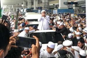 Diamnya Jokowi Ada Ribuan Massa Sambut Rizieq Shihab Versi Denny Siregar