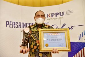 KPPU Award Perdana, Gubsu Edy Terima Penghargaan