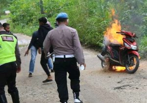 Team Patroli Bantu Padamkan Api Sepeda Motor Terbakar