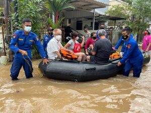 Ditpolair Korpolairud Baharkam Polri Evakuasi Korban Banjir Jakarta