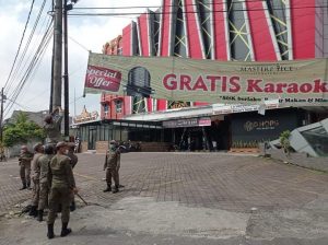 Satpol PP Sumut dan Medan Tertibkan Reklame Menyimpang