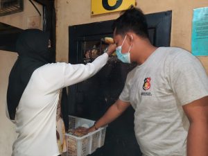 Polsek Medan Helvetia Beri Makanan Tambahan Untuk Para Tahanan.