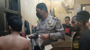 Polsek Percut Seituan Membagikan Makanan Kepada Para Tahanan