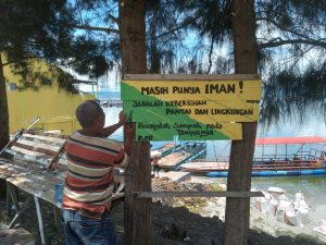 Jaga Kebersihan, Warga: Masih Punya Iman? Buang Sampah Pada Tempatnya!