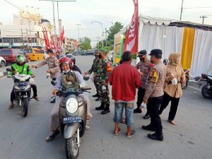 Polsek Percut Seituan Berbagi Takjil Kepada Masyarakat Sekita Jalan Pancing Simpang Aksara Medan.