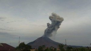 Gunung Sinabung Erupsi Lagi , Masyarakat Masih Dapat Beraktifitas