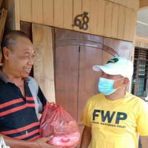 Peduli PPKM, FWP Bagi-bagi Sembako ke Bilal Mayit Diwilayah Kota Medan