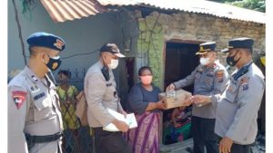 Polsek Medan Area Lakukan Pembagaian Paket Bansos Kepada Warga Kurang Mampu