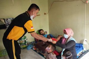 Polres Labuhanbatu Bantu Warga Penderita Kanker Anus