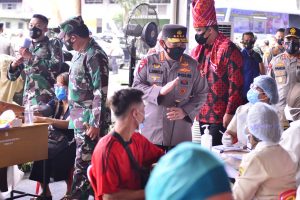 Kapolri  Bersama Panglima  Cek Vaksinasi di Pasar Induk Medan