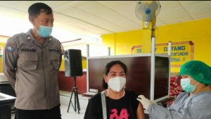 Vaksinasi Covid-19 di Polsek Medan Tuntungan, 50 Warga Disuntik Vaksin Tahap II