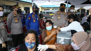 Direktorat Polisi Air Dan Udara Atau Ditpolairud  Poldasu Adakan Vaksinasi Tahap I Kepada Masyarakat Pesisir Belawan