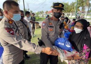 Kaum Lansia dan Anak Yatim Kurang Mampu Terima Bingkisan Dari Kapolsek percut Seituan
