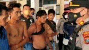 Grebek Kampung Narkoba,Petugas Dilempari Pakai Batu,6 Orang Berhasil Diamankan