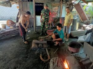 Anjangsana Pos Ramil Wakal-Hitu ke Rumah Pandai Besi di Desa Wakal