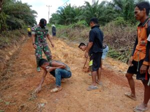 Anggota Satgas Yonif 144/JY bersama Warga Perbaiki Jalan