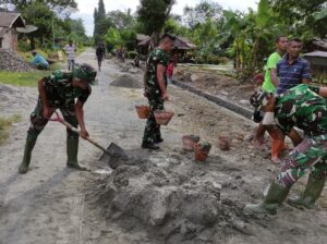 Aktivitas Warga Dihadang Genangan, Sertu Wijayanto Inisiatif Bangun Selokan