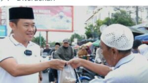 Ketua Harian Golkar Tanjungbalai Borong Takjil dan Bagikan Kepada Masyarakat