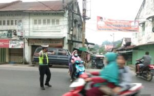 Unit Lantas Polsekta Kotapinang Atur Lalin Antisipasi Pagi dan Sore Macet
