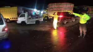 Kapolres Dairi Bersama Instansi Terkait Turun langsung Pimpin Pengaturan Lalin dan Pembersihan Material Pasca Terjadinya Longsor di Lae Pondom Sumbul Dairi