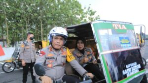 Kapolda Sumut Bawa Becak Bermotor Ajak Masyarakat Tertib Lalu Lintas