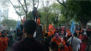 Beberapa Elemen Gabungan Dari Serikat Buruh, Gelar Aksi Aksi Damai di Depan Gedung DPRD Sumut