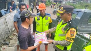 Polda Sumut Salurkan Bantuan Bagi Korban Banjir Bandang di Sibolangit