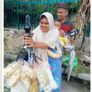 Pasangan Cacat Tunanetra Jual Kerupuk di Pinggir Jalan Darussalam harapkan Bantuan Pemerintah