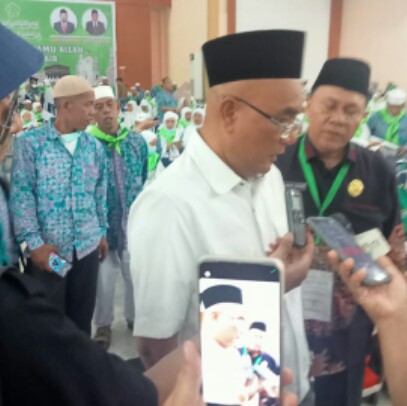 Anggota DPR RI Sambut Kedatangan Haji Kloter 11 Asal Padang Lawas