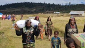 Kapolri Salurkan 264,7 Ton Beras dan 1.500 Sembako untuk Warga Papua yang Terdampak Kekeringan