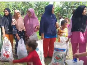 Rayakan HUT RI Ke -78, AMPHIBI Bersama Team BERITAMU Dan LSM KAtes Ajak Warga Tukar Sampah Sungai Dengan Minyak Goreng