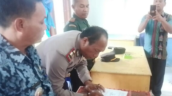 Kapolsek Habinsaran Hadiri Penandatanganan Pakta Integritas Calon Kepala Desa Tahun 2023
