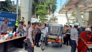 Ditlantas Polda Sumut Bagikan 200 Helm SNI Khusus Untuk Beca Bermotor