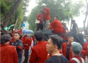 Mahasiswa GMNI Orasi di DPRD Sumut ” Hidup Mulia Atau Mati Syahid.”