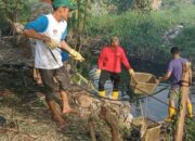 AMPHIBI Kolaborasi Bersama Warga Pondok 6 dan Bumantara Team Lakukan Aksi Bersih Sampah Sungai