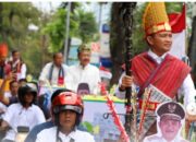 Mengenakan Baju Adat Toba Penjabat Gubsu. Hassanudin, Naik Becak Menuju Pembukaan Musrembang RKPD 2025