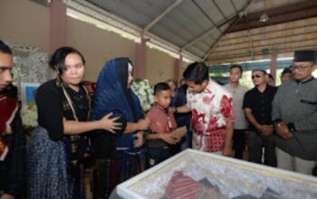 Penjabat (Pj) Gubernur Sumut Hassanudin Melayat Ke Rumah Duka Wartawan Senior Irwan Ginting