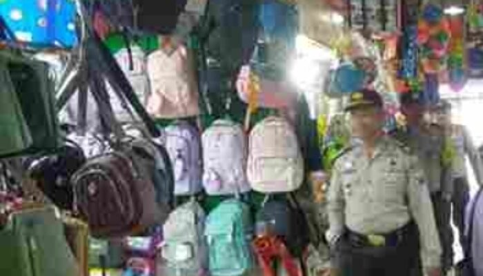 Antisipasi Kriminalitas, Polsek Sidikalang Kota Lakukan Patroli Jalan Kaki di Pasar Sidikalang