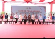 Kapolri dan Panglima TNI Bagikan Ribuan Bansos Jelang Ramadan