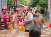 Polisi Gendong Lansia Terjebak Banjir di Cawang