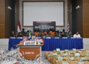 DISELUNDUPKAN DI KAPAL IKAN ASING, 705 KG SABU DAN 1.200 KG KOKAIN SENILAI RP. 7,057 TRILIUN BERHASIL DIGAGALKAN TNI AL DI SELAT DURIAN KEPULAUAN RIAU