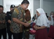 Wabup Asahan Serahkan BPJS Kesehatan Gratis dan KIP di 4 Kecamatan