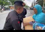 Jumat Berkah di Kota Medan, Brimob Batalyon A Pelopor Tebar Kepedulian Lewat Aksi Bersih Masjid dan Bagi Sembako