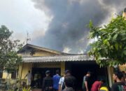 Brimob Polda Sumut Tanggap Cepat Kebakaran di Medan Timur, Dua Rumah dan Satu Gudang Terbakar
