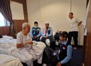 Petugas Kloter 09 KNO Visitasi Kesehatan Jemaah Haji Melalui Pendekatan Medis dan Spiritual