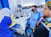 Jelang Kepulangan, Petugas Kloter 9 KNO Jenguk Jemaah Yang Sakit