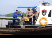 Polres Indragiri Hilir Salurkan 200 Paket Sembako kepada Warga Pesisir Sungai Indragiri dalam Rangka Hari Bhayangkara ke-79(Dok.Humas)
