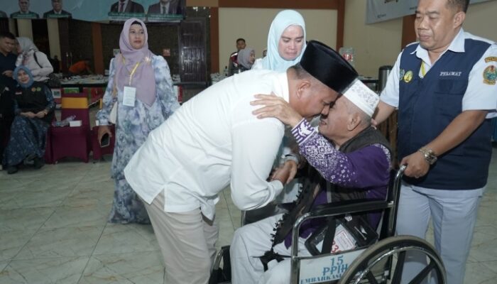 Wakil Bupati Asahan Sambut Kedatangan Jamaah Haji Kloter 15 di Embarkasi Medan